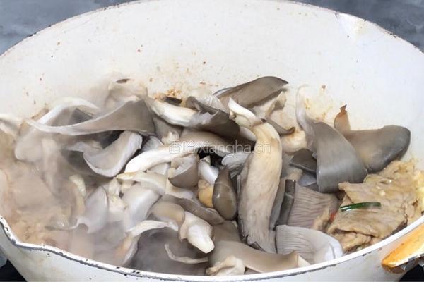 平菇炒肉的做法图解6