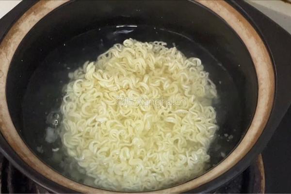 麻辣炒泡面的做法图解5