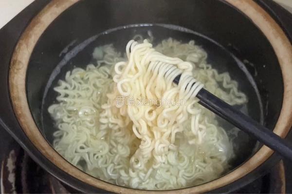 麻辣炒泡面的做法图解6