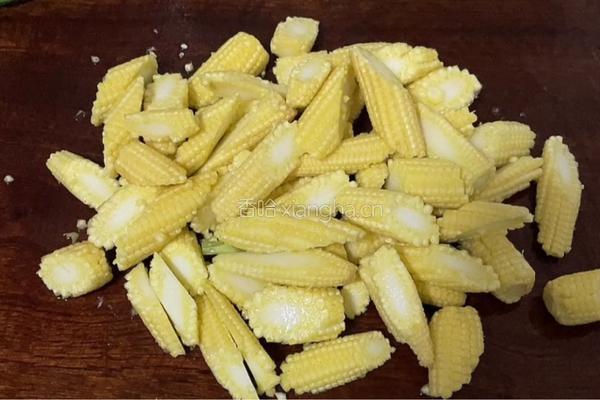 肉片炒玉米笋的做法图解2