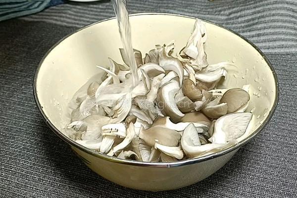 蘑菇炒五花肉的做法图解2