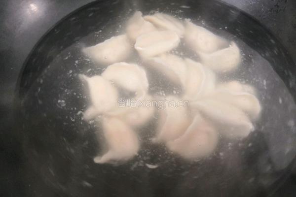 煮冷冻饺子不沾锅的方法的做法图解1