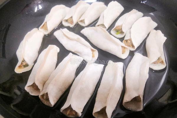 芝麻洋葱煎锅贴的做法图解1