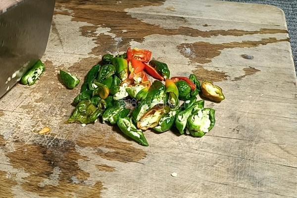 辣椒炒霉豆渣的做法图解2