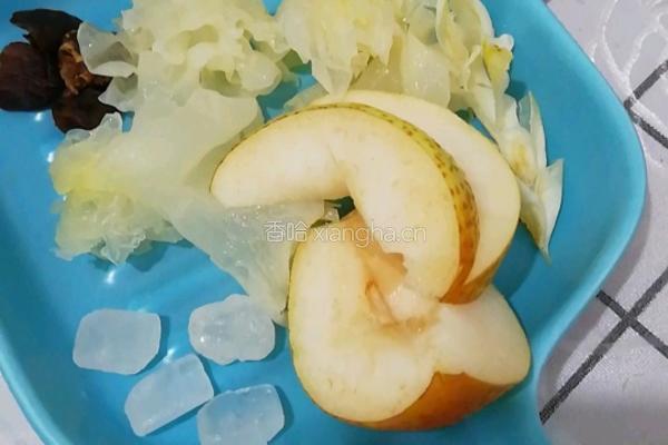 冰糖银耳雪梨的做法图解1