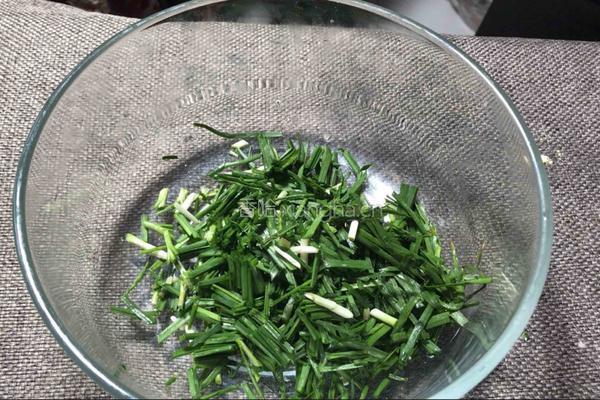 鲜虾韭菜饼的做法图解2