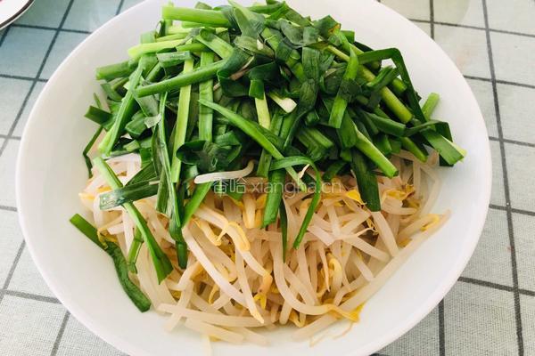 西红柿辣椒酱拌面的做法图解1