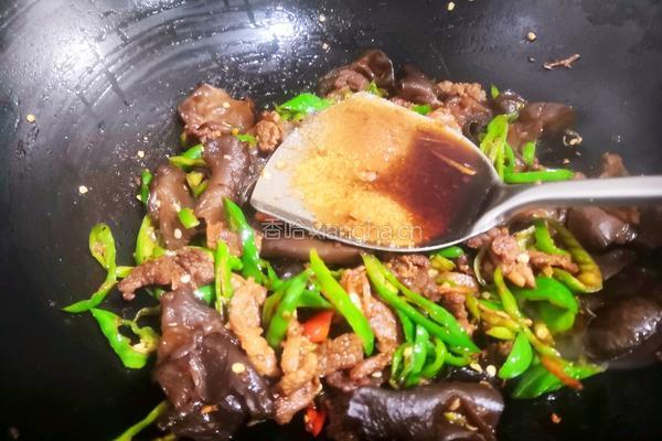 木耳辣椒炒肉的做法图解7