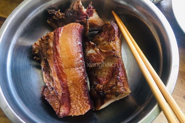青椒洋葱炒腊肉的做法图解1