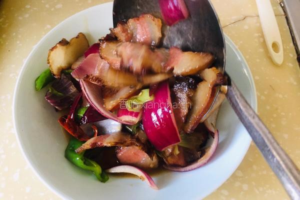 青椒洋葱炒腊肉的做法图解8
