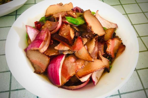 青椒洋葱炒腊肉的做法图解9