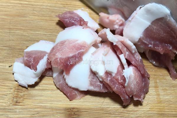 黄瓜炒肉的做法图解1