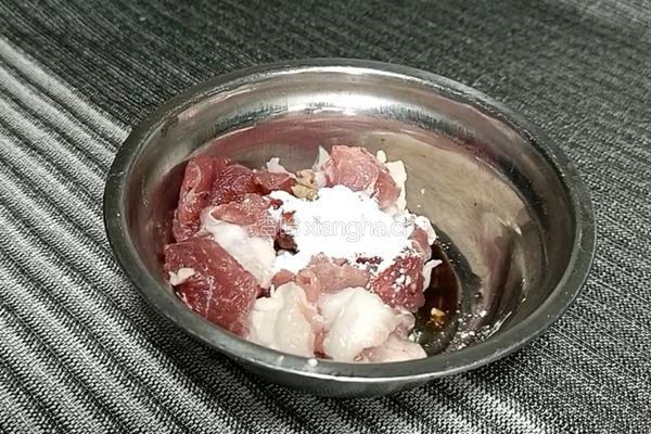 黄瓜胡萝卜炒肉片的做法图解1