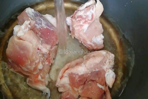 玉米猪骨汤的做法图解1