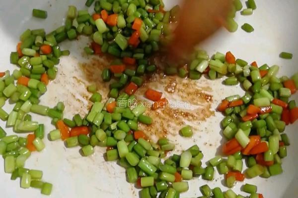 蒜苔胡萝卜炒蛋的做法图解3