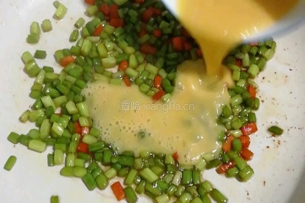 蒜苔胡萝卜炒蛋的做法图解4