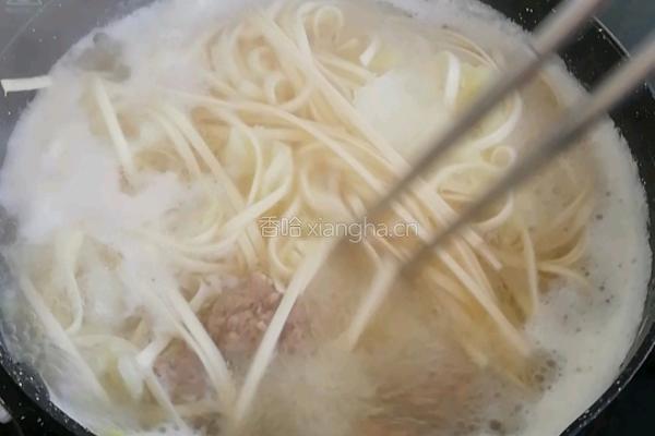 肉丸子鸡蛋热汤面的做法图解7