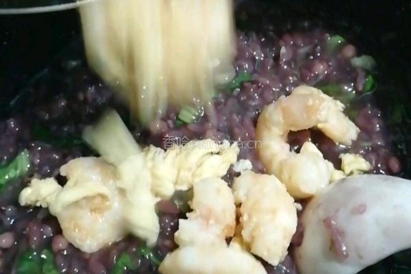 鲜虾紫米粥的做法图解7