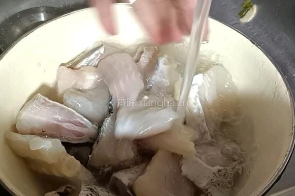 萝卜鱼肉汤的做法图解1