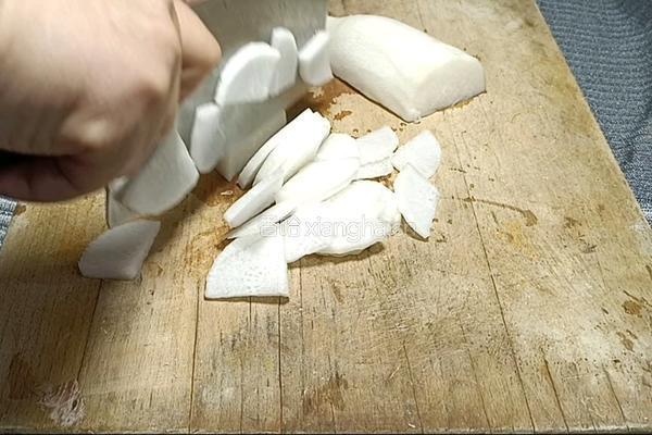 萝卜鱼肉汤的做法图解3