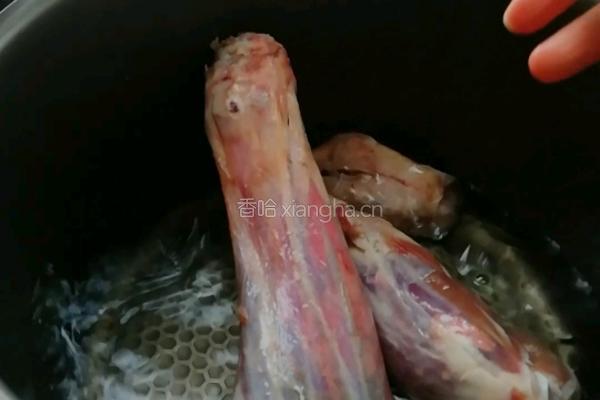 玉米段羊腿汤的做法图解1