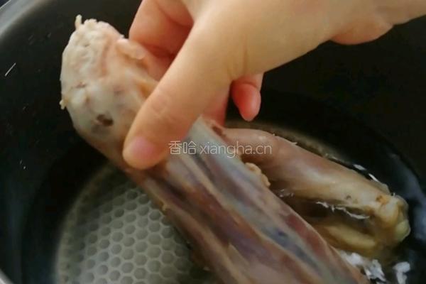 玉米段羊腿汤的做法图解2