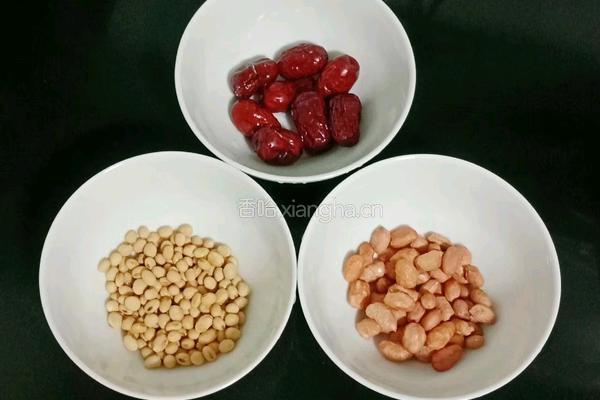花生红枣豆浆的做法图解1