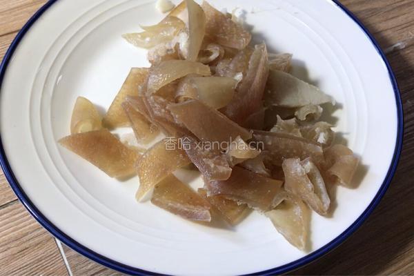肉皮炖萝卜的做法图解1