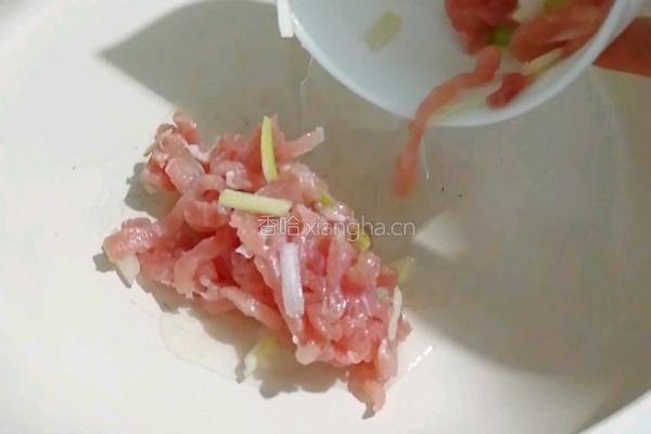 肉丝热汤面的做法图解1