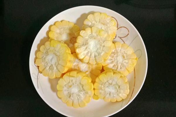 玉米萝卜排骨汤的做法图解1