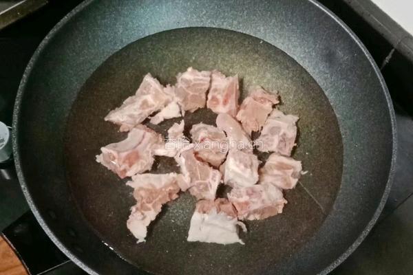 玉米萝卜排骨汤的做法图解2