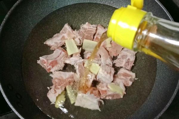 玉米萝卜排骨汤的做法图解3