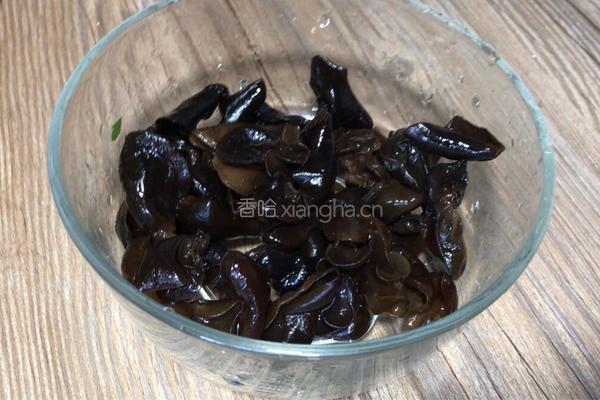 木耳烧鱼块的做法图解2