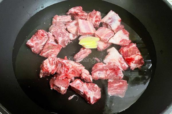 板栗排骨煲的做法图解3