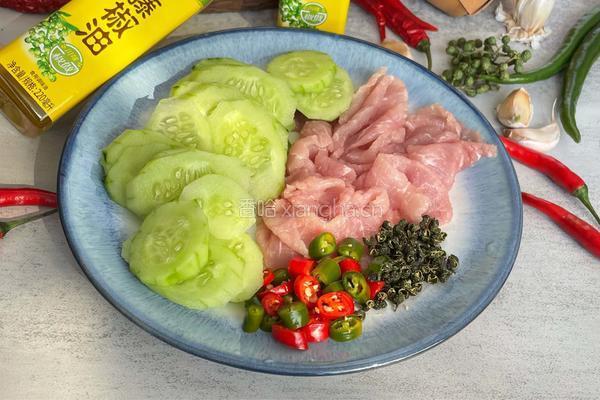 肉片炒黄瓜的做法图解1