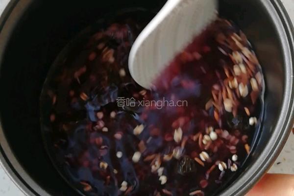 紫米杂粮粥的做法图解2
