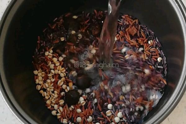 紫米杂粮粥的做法图解1