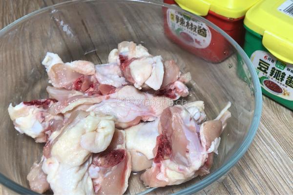 莲藕酱炖鸡腿肉的做法图解2