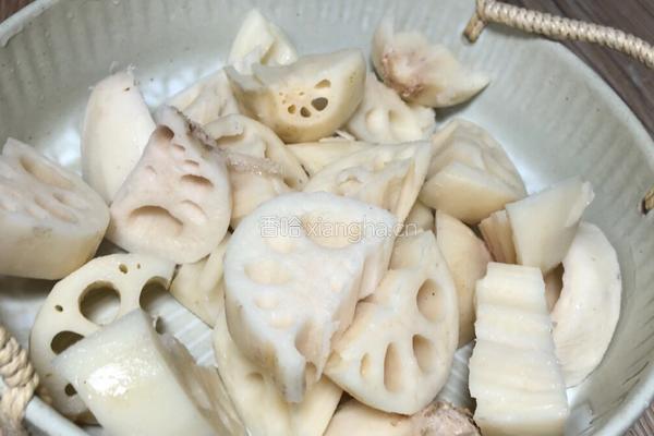 莲藕酱炖鸡腿肉的做法图解3
