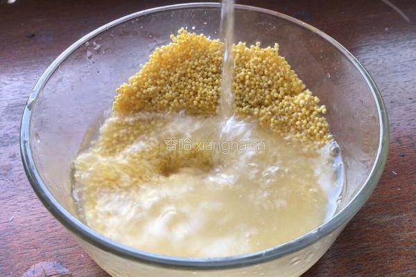 白菜冻豆腐皮蛋粥的做法图解1
