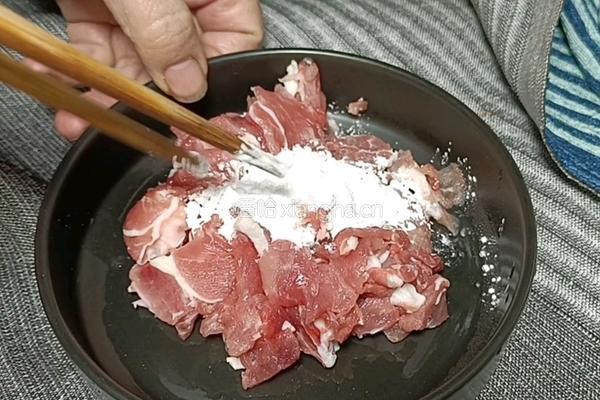 平菇炒肉的做法图解1