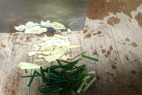 平菇炒肉的做法图解4