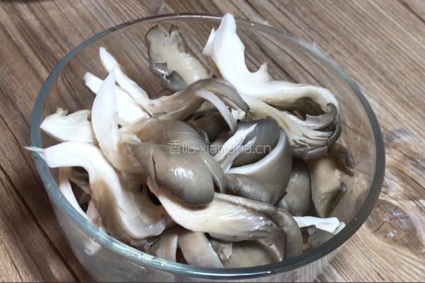 平菇豆腐清炖鱼汤的做法图解3