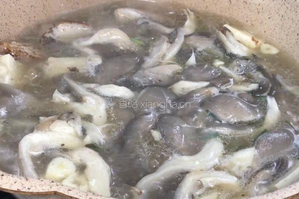 平菇豆腐清炖鱼汤的做法图解11