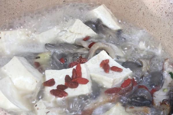 平菇豆腐清炖鱼汤的做法图解12