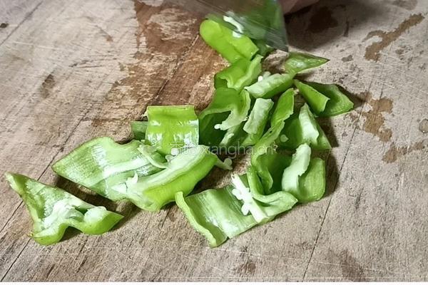 胡萝卜炒香肠的做法图解3