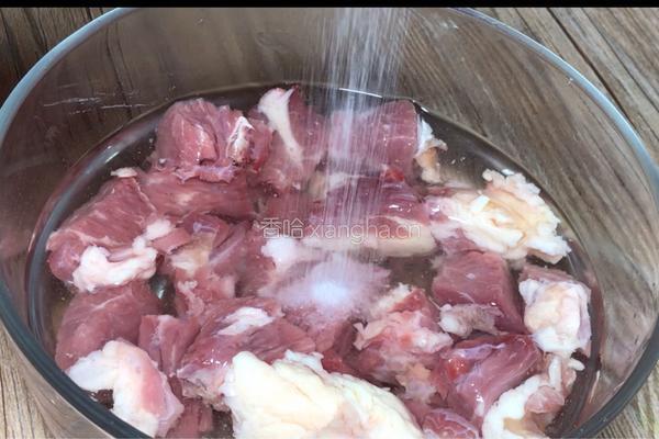 牛肉焖芋头的做法图解1