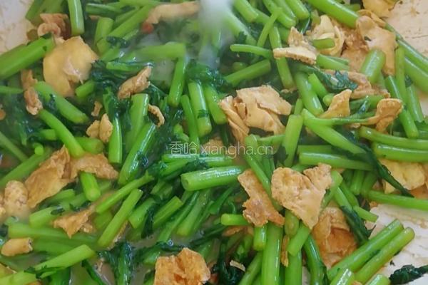 鸡蛋酱茼蒿的做法图解6