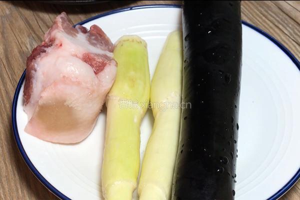茄子茭白炖肉的做法图解1