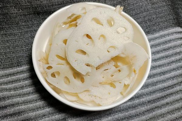 荷兰豆炒藕片的做法图解1